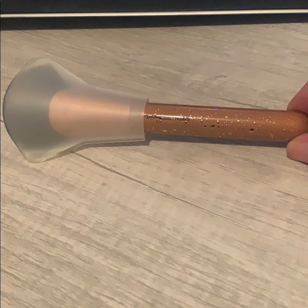 MAC brush